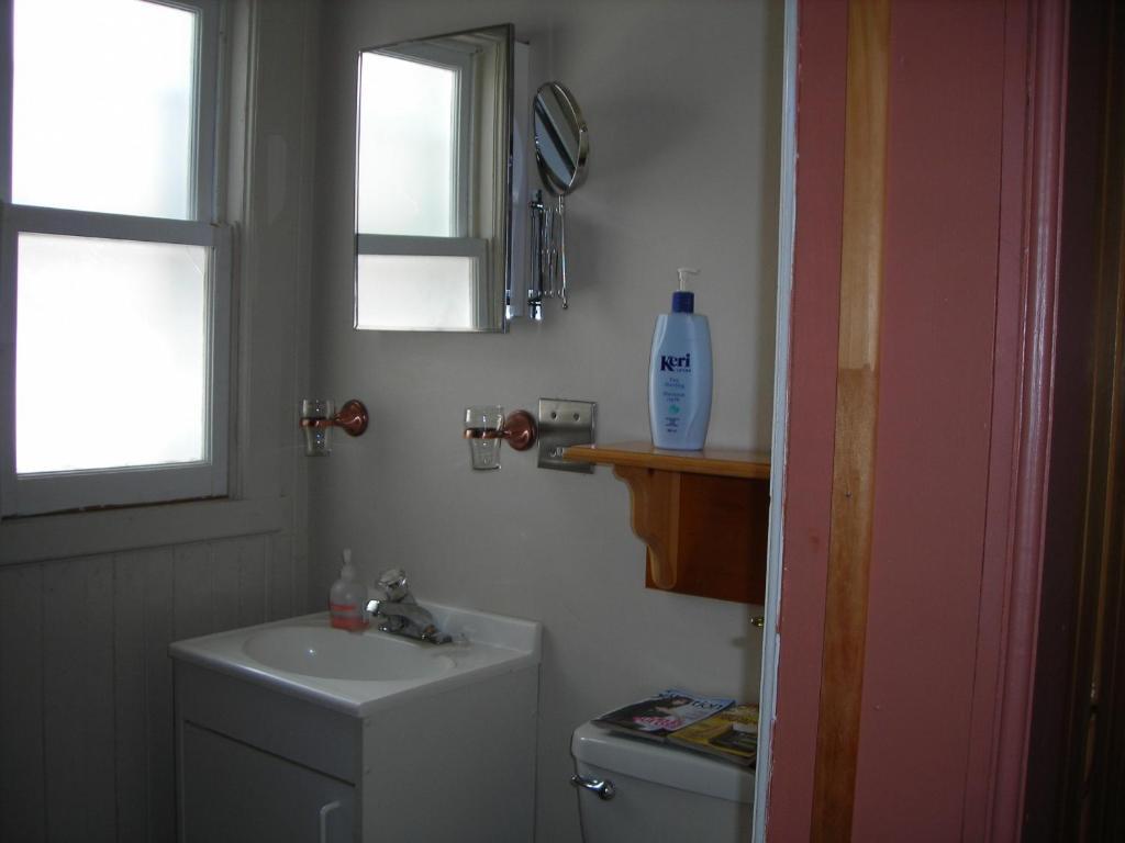 Gite Des Hauteurs Et Cafe De La Place Saint Zenon Room photo