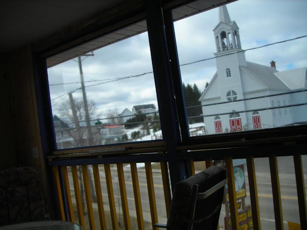 Gite Des Hauteurs Et Cafe De La Place Saint Zenon Room photo