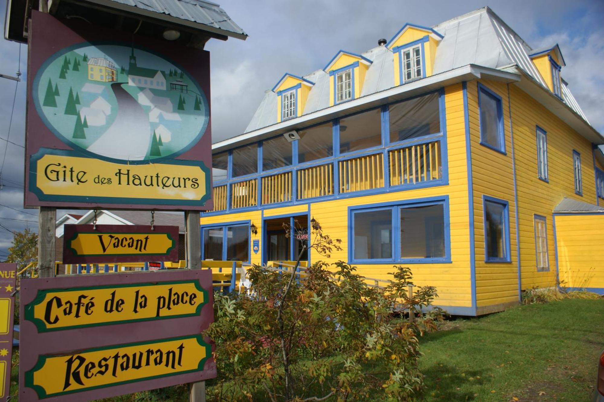 Gite Des Hauteurs Et Cafe De La Place Saint Zenon Exterior photo