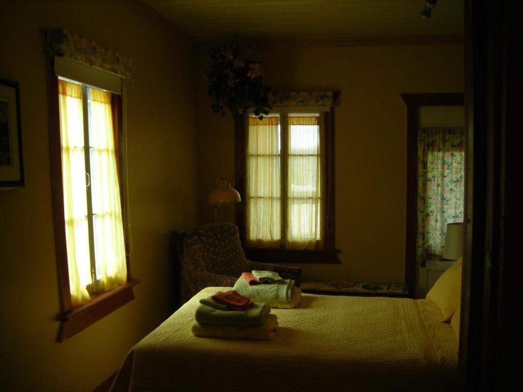 Gite Des Hauteurs Et Cafe De La Place Saint Zenon Room photo